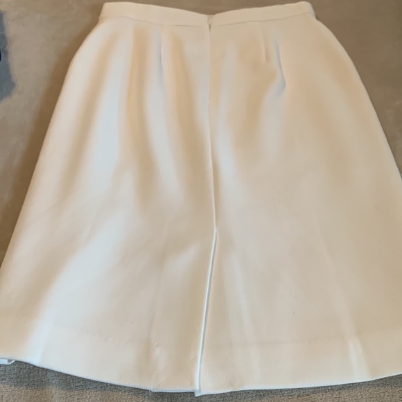 Beautiful winter white skirt - Picture 3 of 4